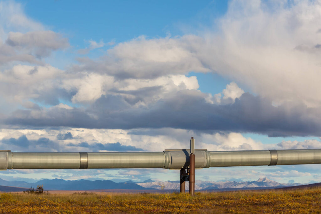 USA, Alaska, Dalton Highway pipeline in valley